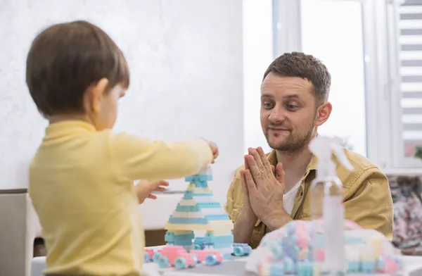 Logopeda infantil trabajando el lenguaje y la comunicación con un niño
