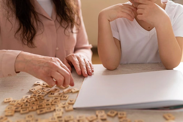 Actividad de lenguaje infantil con letras para pacientes de Humanes de Madrid