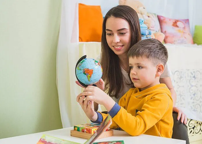Logopeda infantil en Parla durante una sesión con un niño