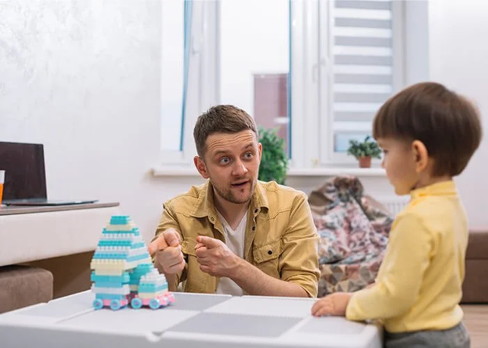 Psicólogo infantil en Parla durante una sesión con un niño